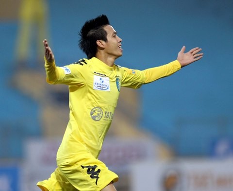 Trở lại mùa giải V-League 2012, Văn Quyết tiếp tục thi đấu bùng nổ ở vị trí tiền đạo